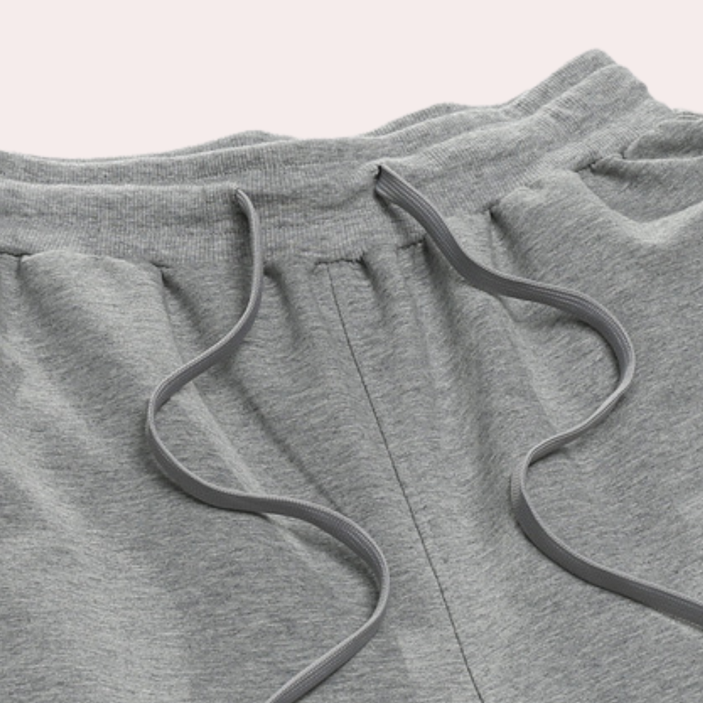 Heren joggingbroek met praktische achterzakken en comfortabele elastische tailleband. Casual en functioneel.