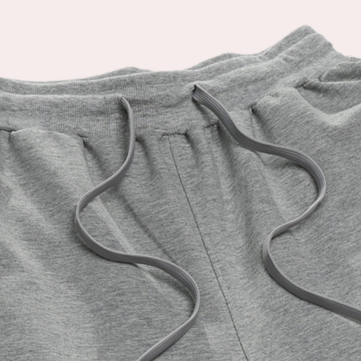 Heren joggingbroek met praktische achterzakken en comfortabele elastische tailleband. Casual en functioneel.