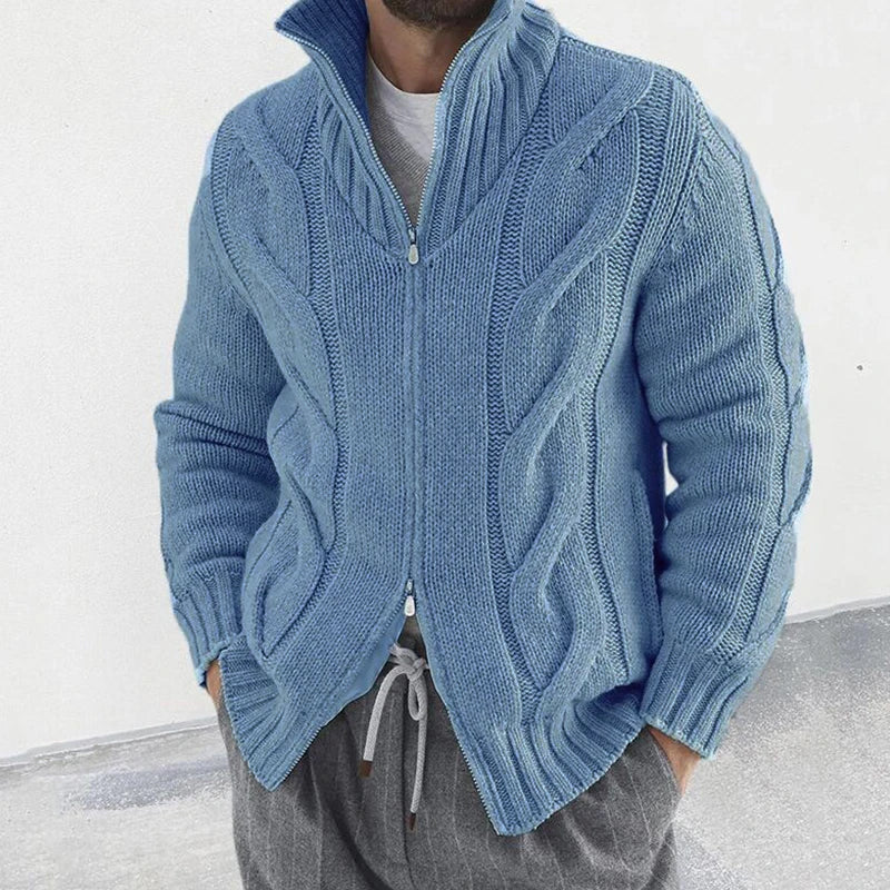 Comfortabele heren wintertrui, kabelgebreid, met rits en stijlvolle hoge kraag. Perfecte bovenkleding.