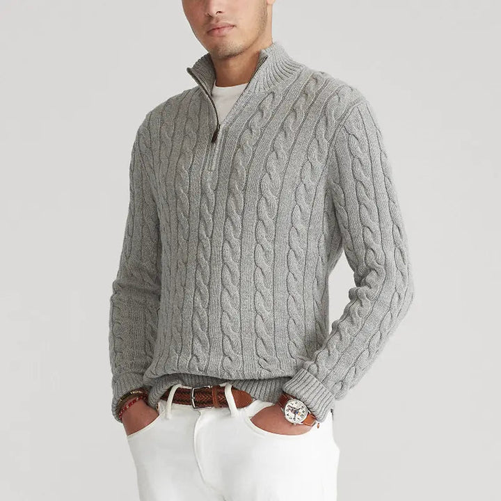 Detail van de hoge kraag en halve rits op een comfortabele heren pullover.