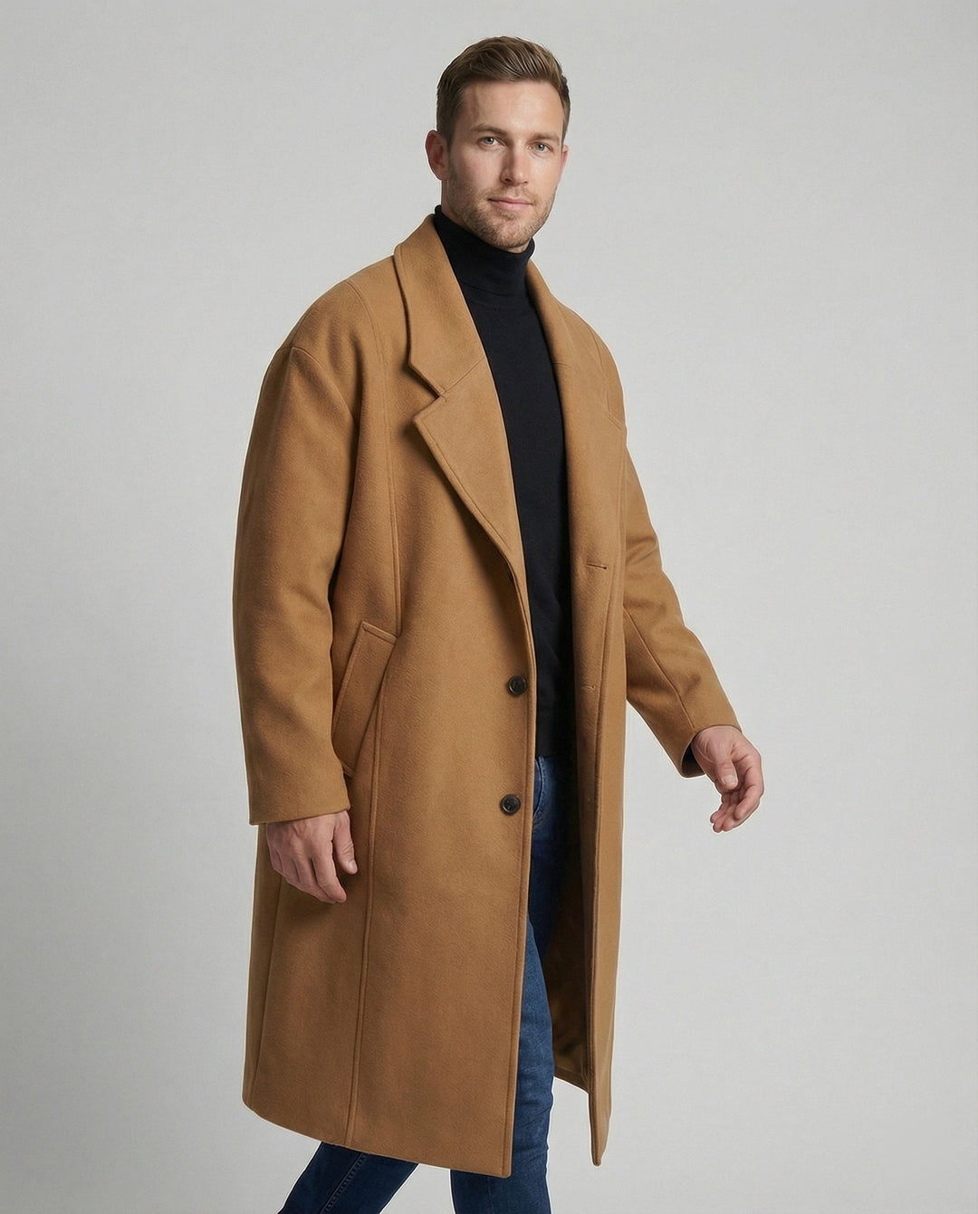 Warme koffiekleurige lange heren winterjas, perfect voor de koude dagen.
