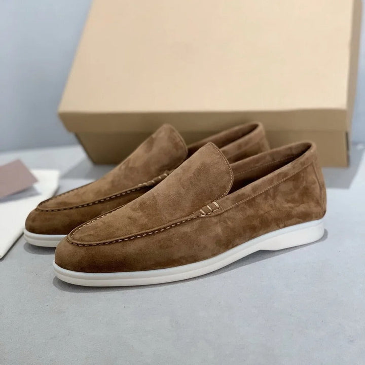Detailopname: Stijlvolle heren loafers met verfijnde stiksels. Ultiem comfort voor casual en chique Old Money looks.