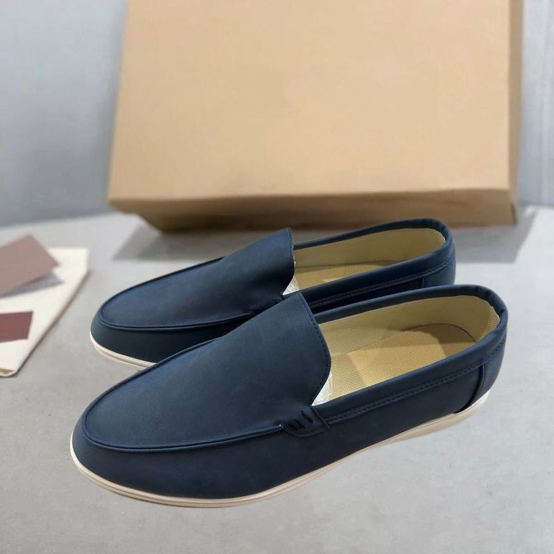 Zomerse heren loafers op een voet, gecombineerd met een casual broek. Comfortabel en Old Money chic voor elke dag.