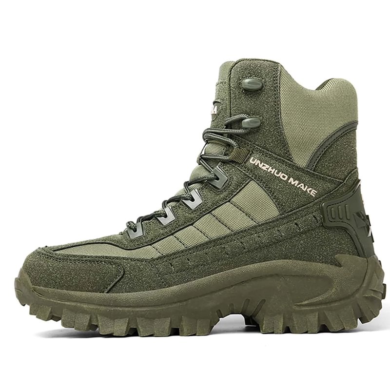 Stevige waterdichte wandelschoenen op een rotsachtig pad, focus op stabiliteit.