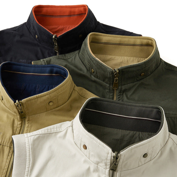 Comfortabel heren vest, mouwloos en omkeerbaar, toont veelzijdigheid; praktisch utility gilet met zakken voor buiten.