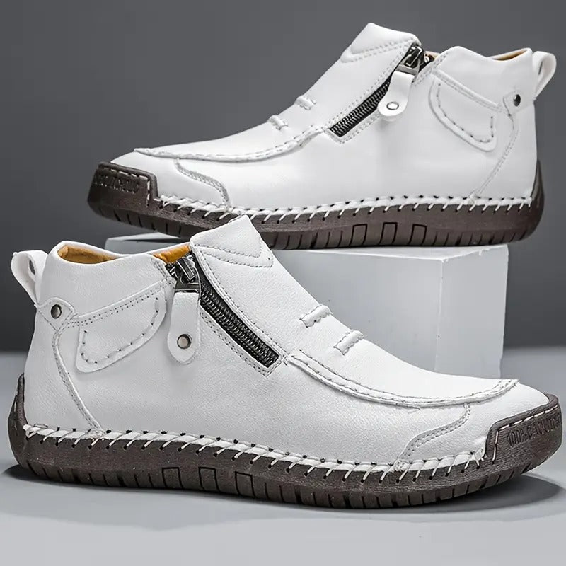 Detail van orthopedische heren instapschoen, toont comfortabele zool en stijlvol bovenwerk. Perfect voor casual kleding.