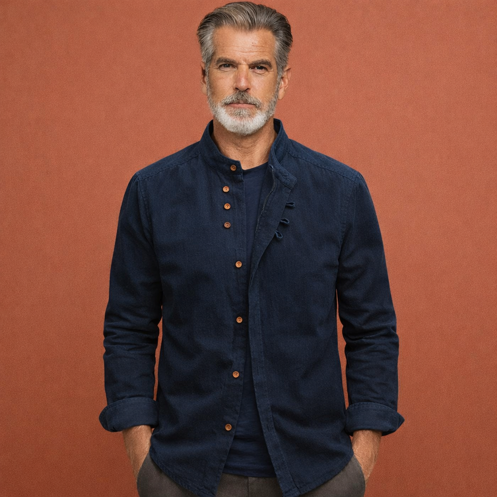 Heren overhemd in Japanse stijl met hoge kraag en uniek asymmetrisch design, perfect voor moderne mannen.