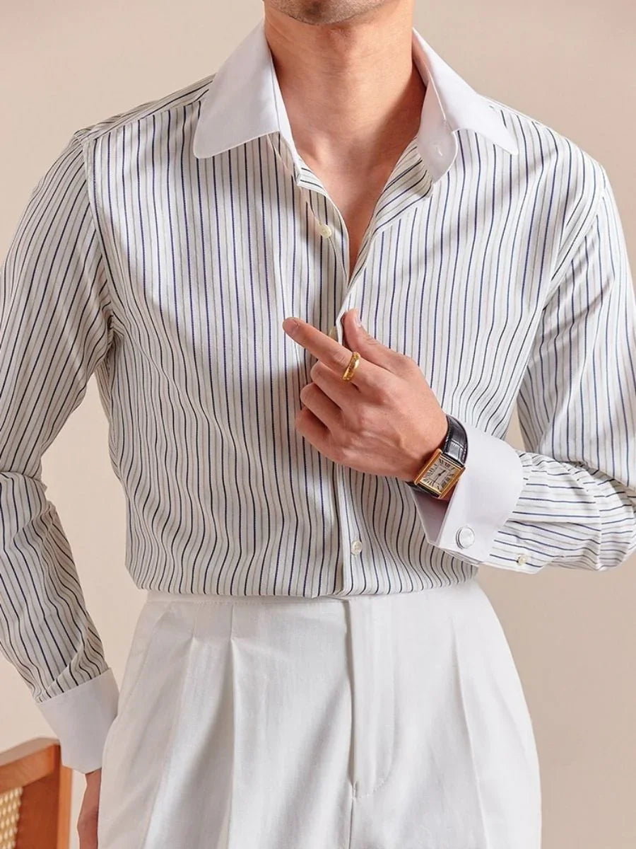 Slim fit heren overhemd met verfijnd streepdessin en French cuffs, perfect voor een stijlvolle kantoorlook.