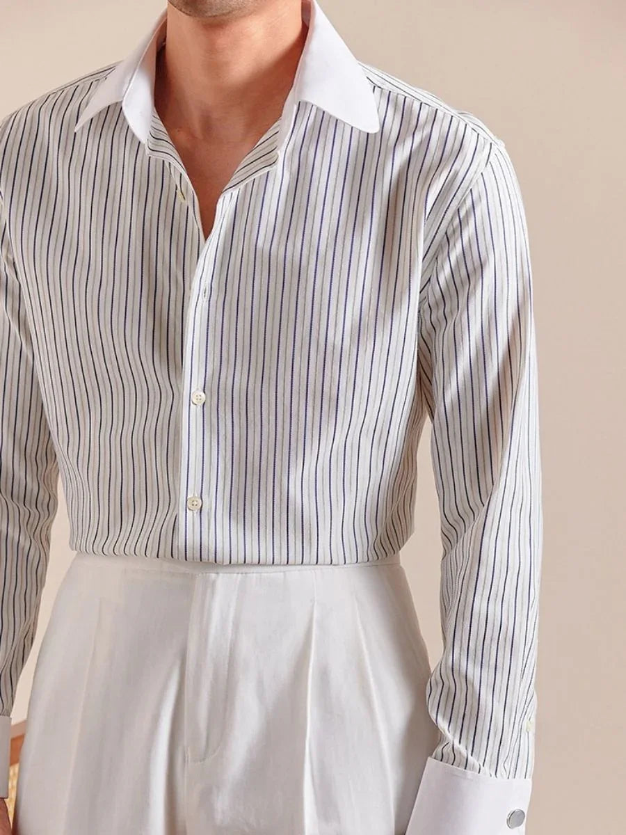 Zakelijk heren overhemd met lange mouwen, subtiel streepmotief en elegante French cuffs voor een professionele uitstraling.