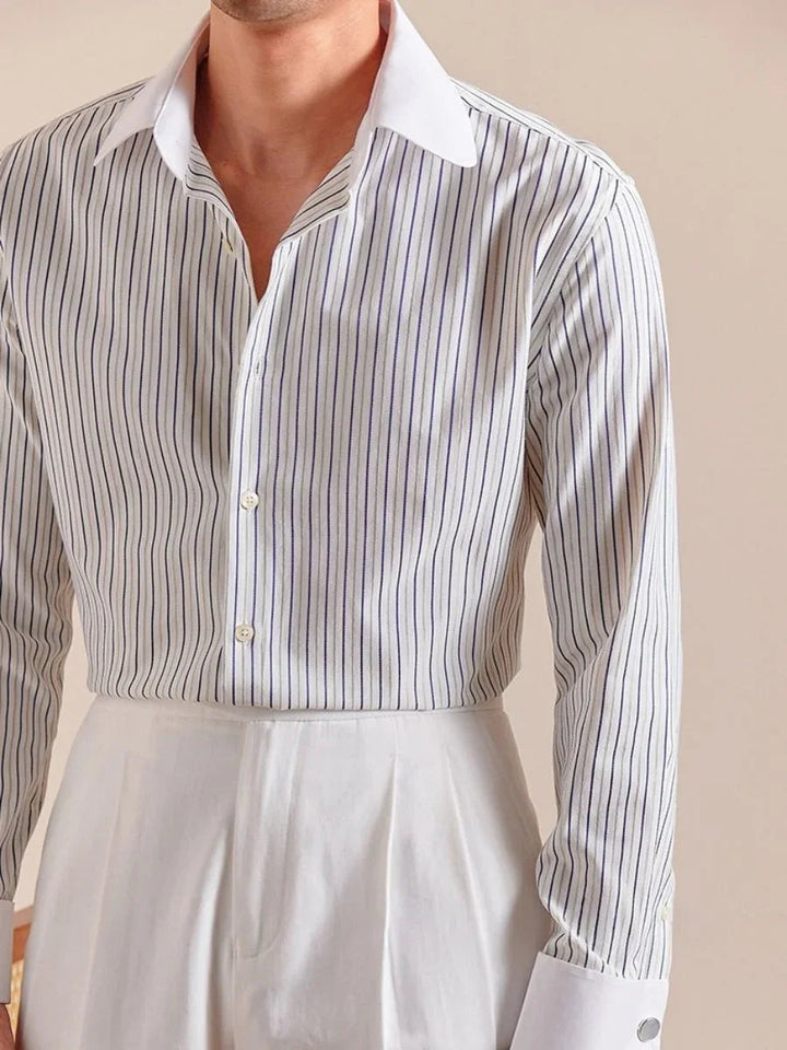 Zakelijk heren overhemd met lange mouwen, subtiel streepmotief en elegante French cuffs voor een professionele uitstraling.