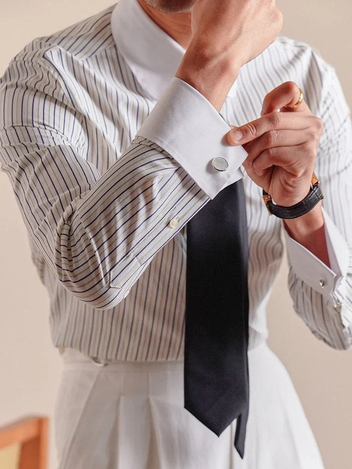 Close-up van gestreept heren overhemd met lange mouw en gedetailleerde French cuffs, klaar voor manchetknopen.