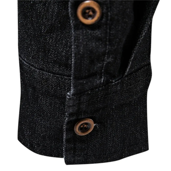Elegant heren overhemd met lange mouwen. Gedetailleerde knoopsluiting voegt klasse toe aan deze mannen blouse.