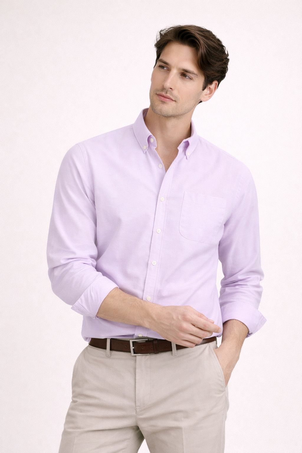 Heren overhemd met lange mouwen, gedragen met opgerolde mouwen voor een casual zomerlook.