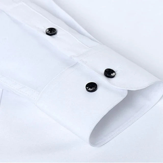 Man draagt een slim fit heren overhemd, toont de pasvorm en het comfort van de stretch stof.