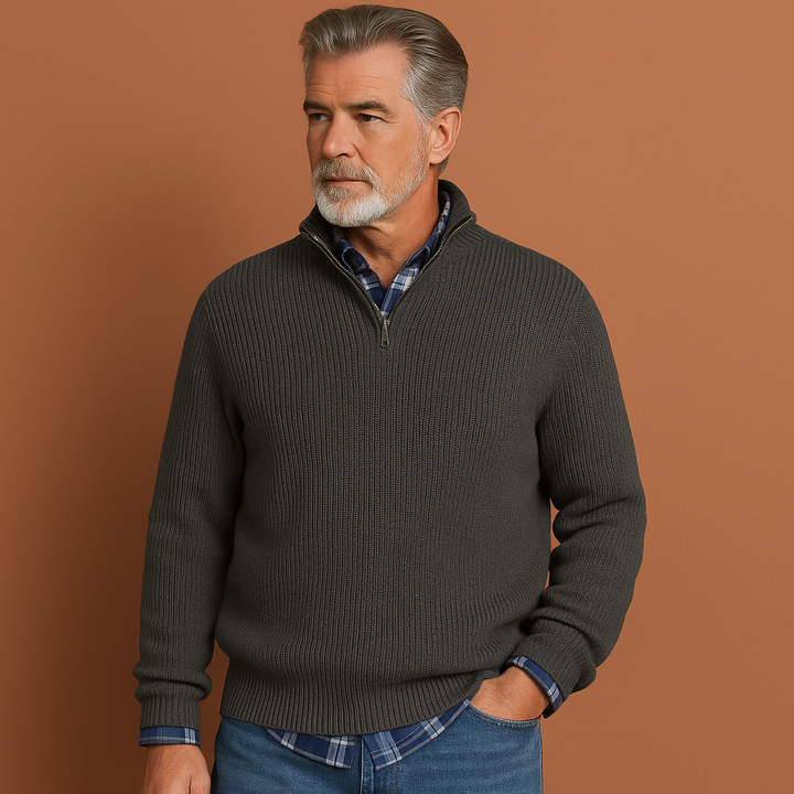 Man draagt casual oversized trui, ideaal voor ontspannen dagen in herfst of winter.