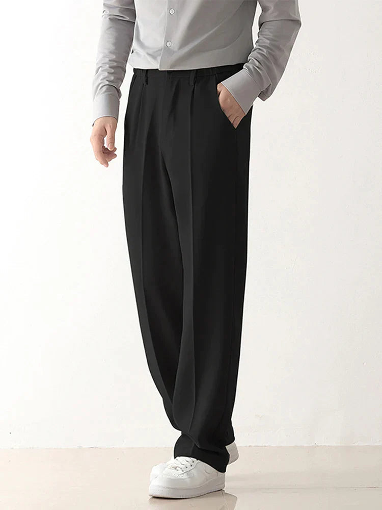 Formele heren pantalon, getailleerd en met elegant draped detail, perfect voor business casual of zakelijke kleding.