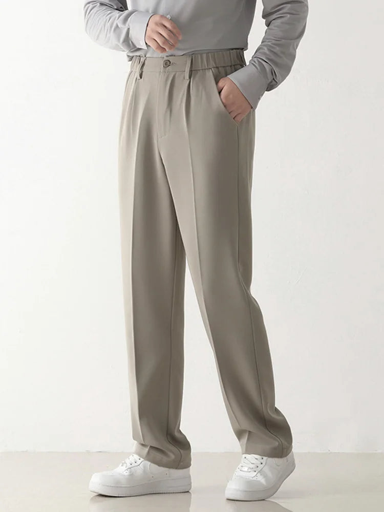 Comfortabele heren pantalon met stretch, getailleerde fit en uniek draped design voor moderne herenmode.