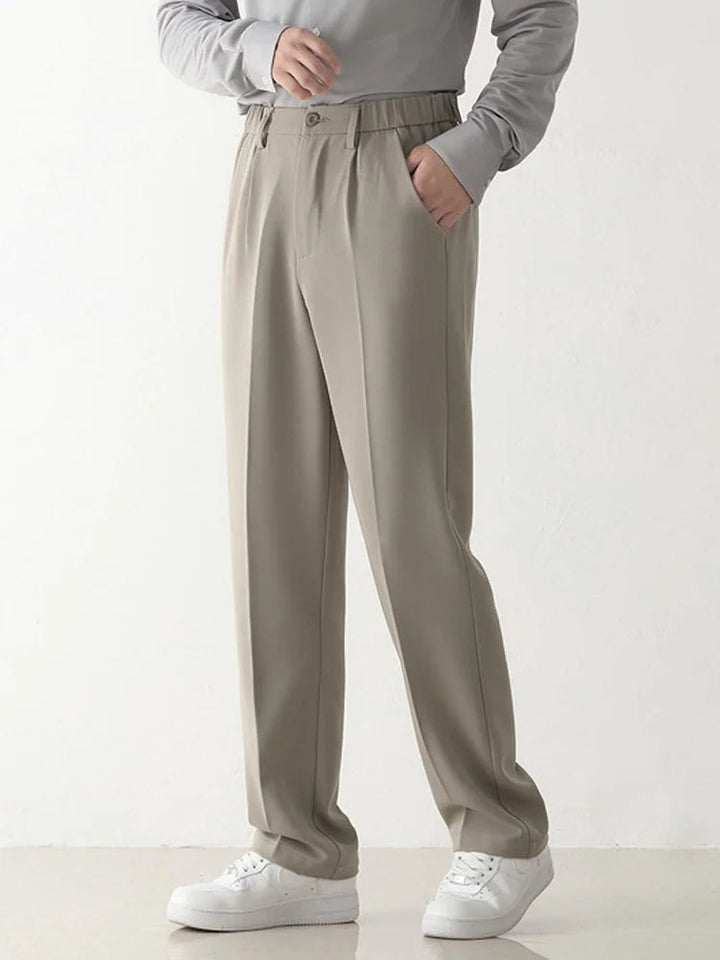 Comfortabele heren pantalon met stretch, getailleerde fit en uniek draped design voor moderne herenmode.