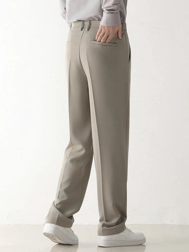 Detailweergave van het draped design op de getailleerde heren pantalon, voor een stijlvolle en elegante uitstraling.