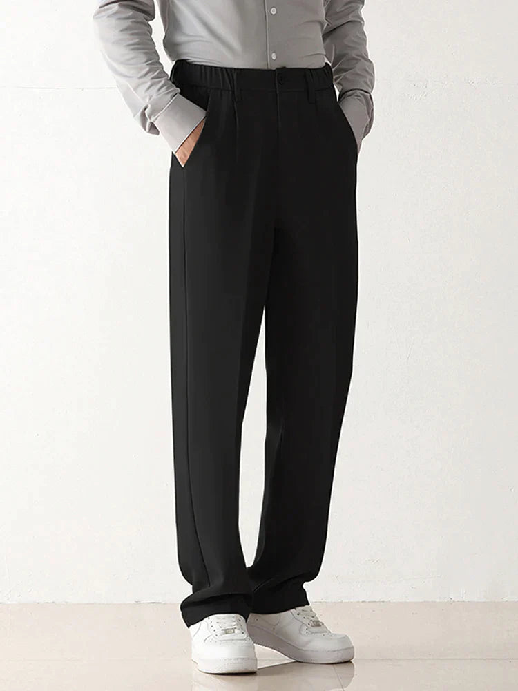 Elegante heren pantalon met tailored fit en draped design, perfect voor een stijlvolle business casual outfit.
