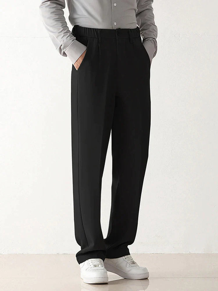 Elegante heren pantalon met tailored fit en draped design, perfect voor een stijlvolle business casual outfit.