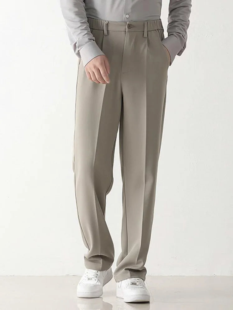 Moderne heren pantalon met een getailleerde pasvorm en uniek draped design, essentieel voor de stijlvolle heer.