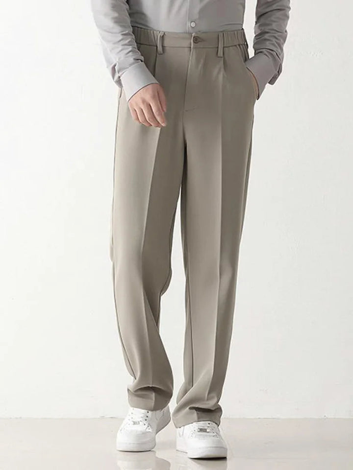 Moderne heren pantalon met een getailleerde pasvorm en uniek draped design, essentieel voor de stijlvolle heer.