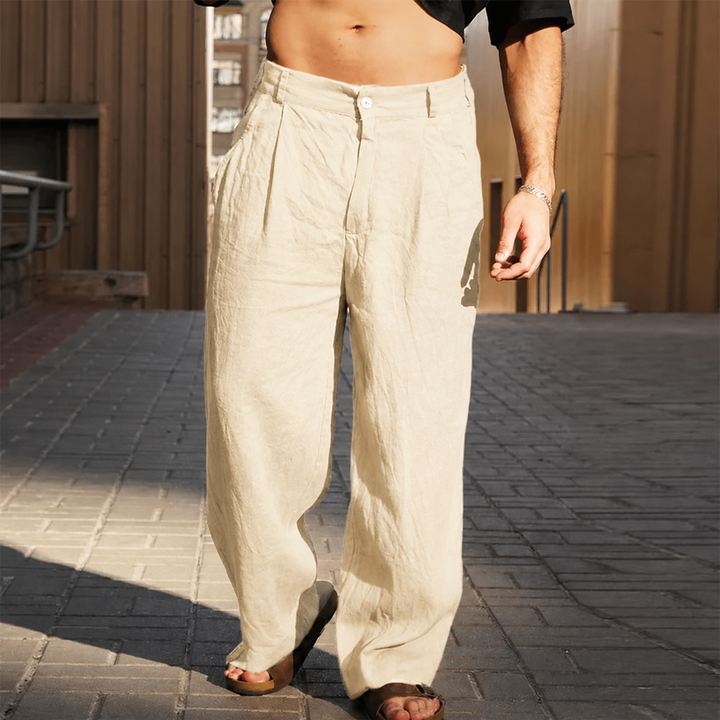 Man draagt comfortabele heren pantalon met wijde pijpen, ideaal voor een relaxte, luchtige zomerdag.