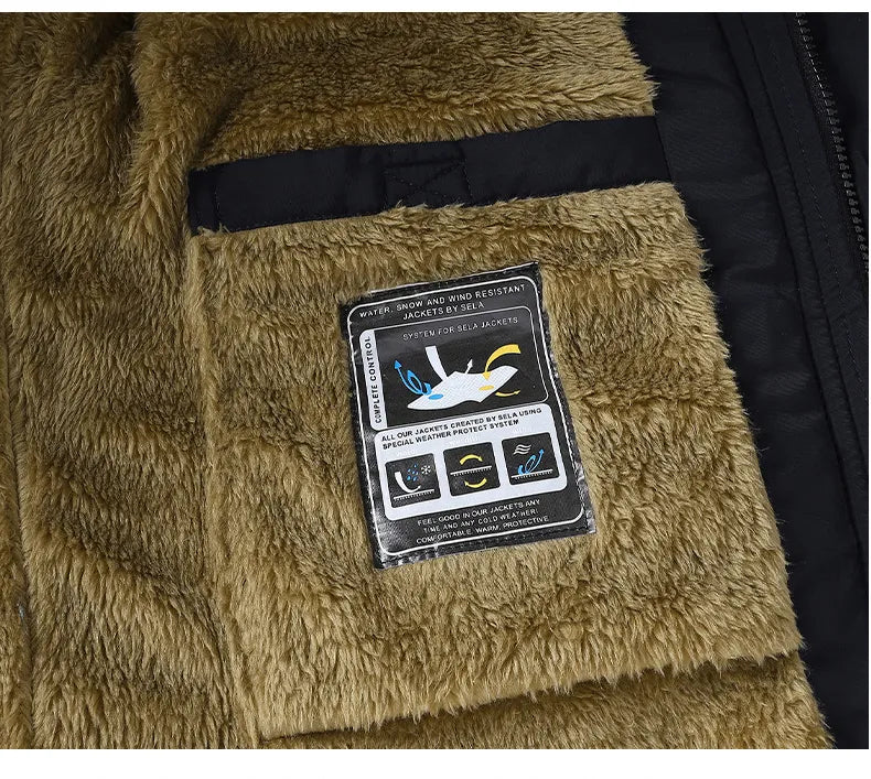 Achteraanzicht van de warme gevoerde heren parka met capuchon. Een modieuze waterafstotende winterjas voor heren.