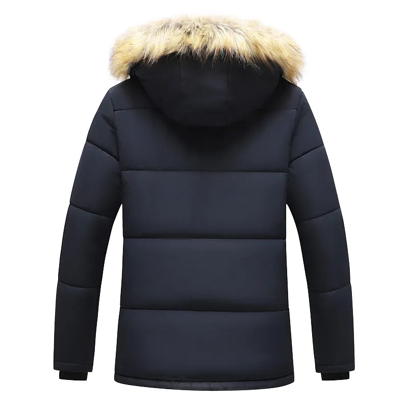 Modieuze waterafstotende heren parka winterjas. Met warme voering en praktische capuchon voor buitenkleding.