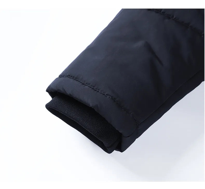 Detail van de warme, gevoerde capuchon van de heren parka. Waterafstotende winterjas voor extra bescherming.
