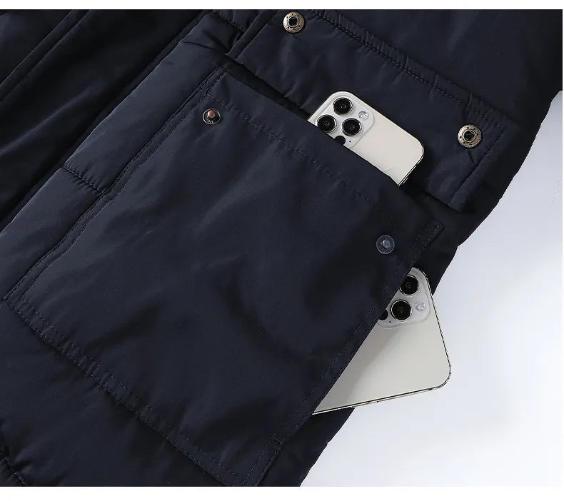 Close-up van de waterafstotende stof en warme voering van de heren parka. Een essentiële winterjas.