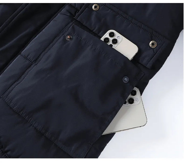 Close-up van de waterafstotende stof en warme voering van de heren parka. Een essentiële winterjas.