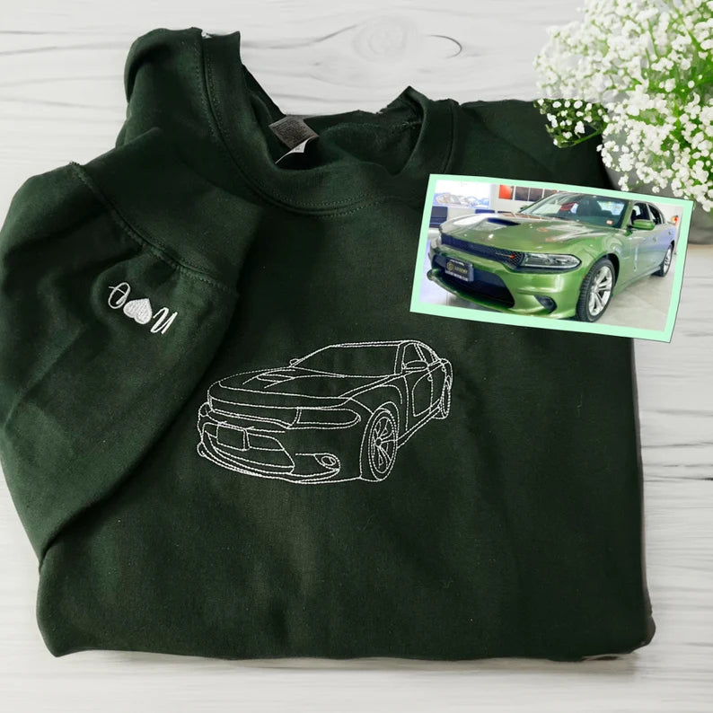 Close-up van unieke geborduurde custom heren hoodie, toont eigen auto design detail; hoge kwaliteit borduurwerk.