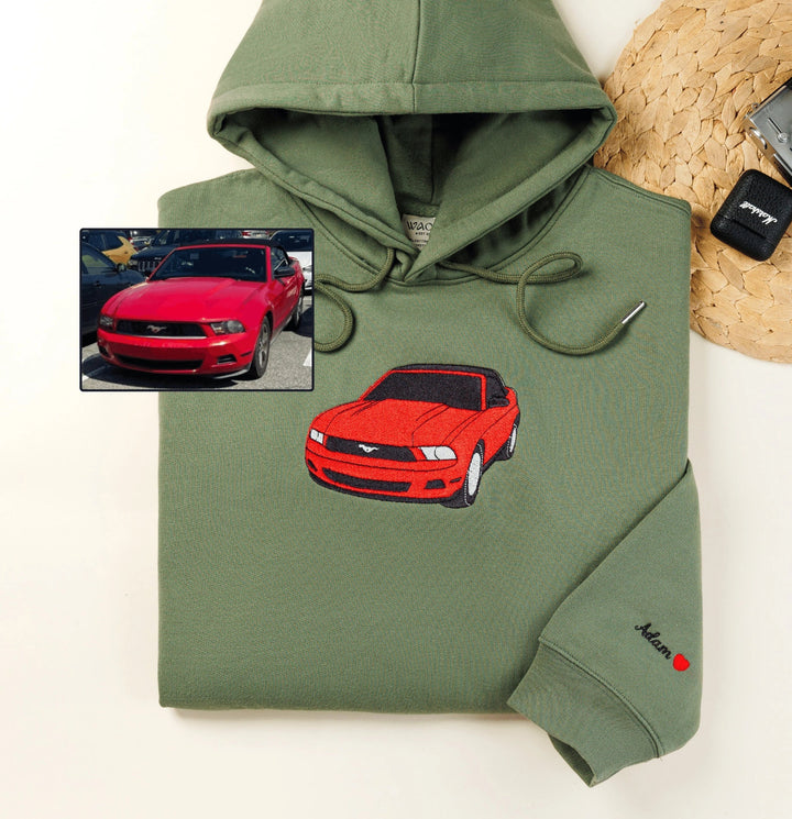 Man draagt casual heren hoodie met gepersonaliseerd auto ontwerp; ideaal cadeau voor Vaderdag of autoliefhebber.