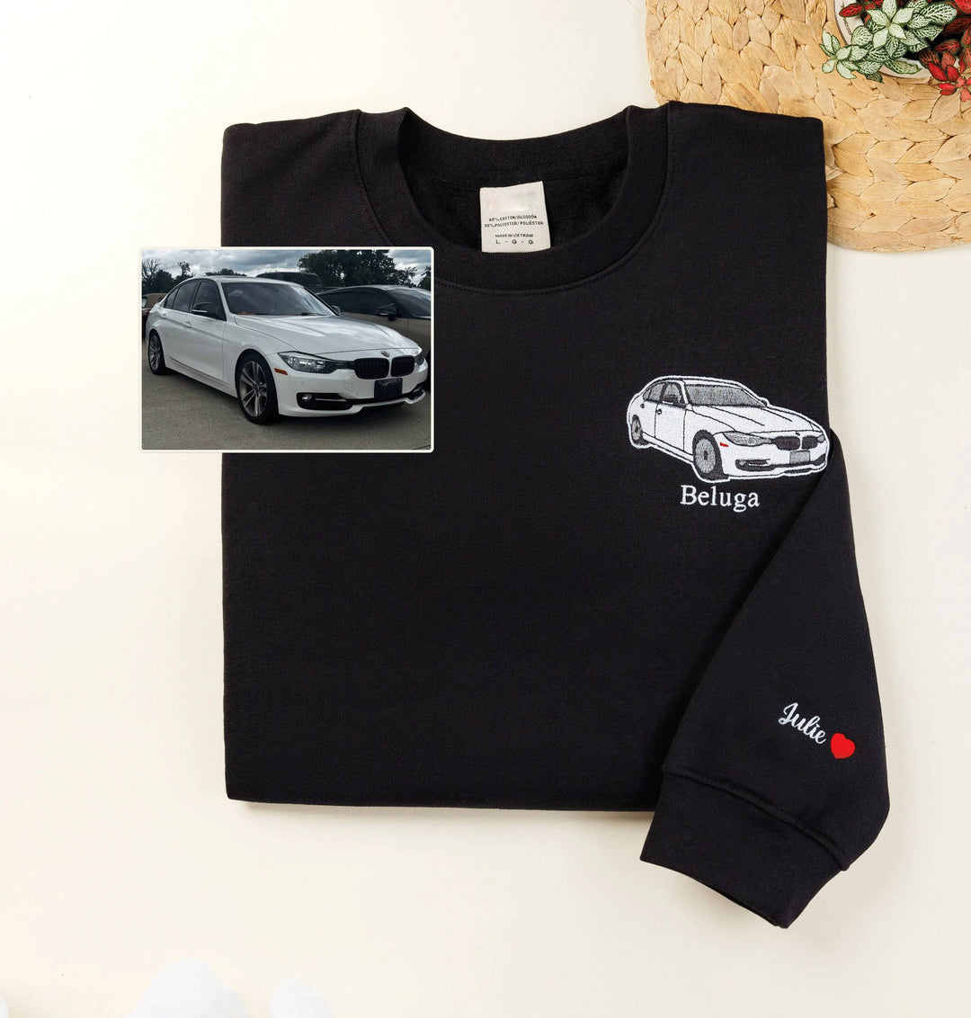 Detailweergave geborduurde custom auto op zachte heren hoodie; personaliseerbaar met eigen favoriete wagen.