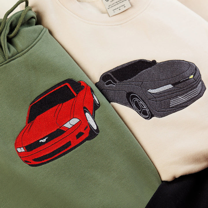 Geborduurde hoodie voor heren met eigen auto ontwerp, ideaal voor cadeau autoliefhebber of uniek geschenk.