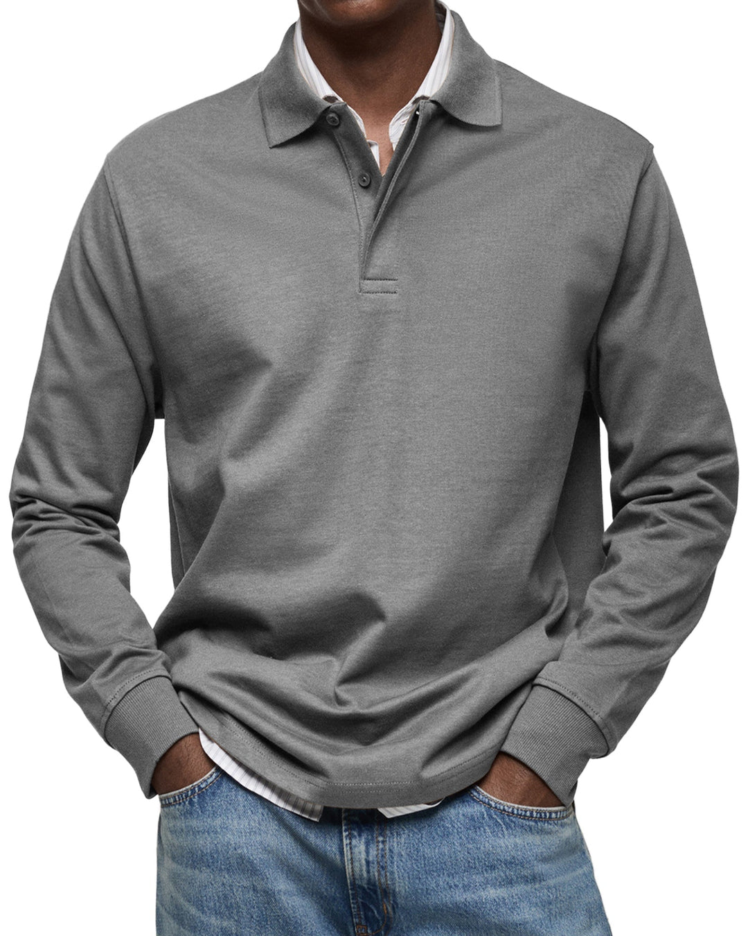 Man draagt comfortabele heren polo met lange mouwen. Casual, stijlvolle kleding voor dagelijkse mode.