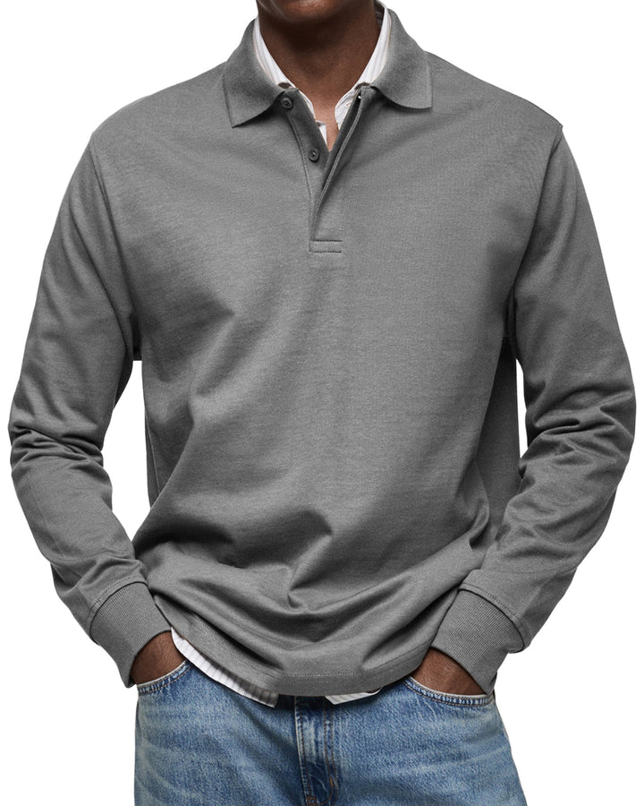 Man draagt comfortabele heren polo met lange mouwen. Casual, stijlvolle kleding voor dagelijkse mode.