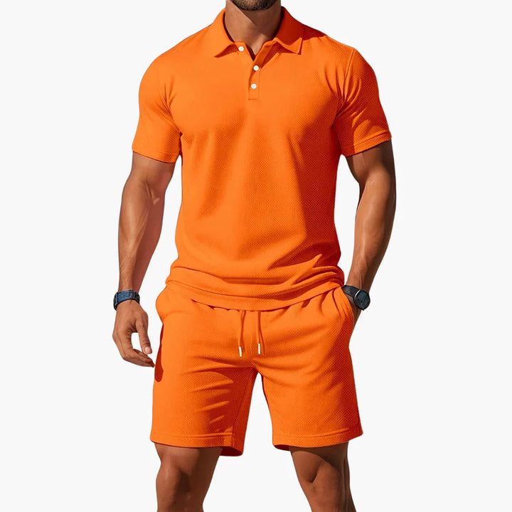 Stijlvolle heren polo set met korte broek. Ademende zomerkleding voor een casual maar modieuze uitstraling.