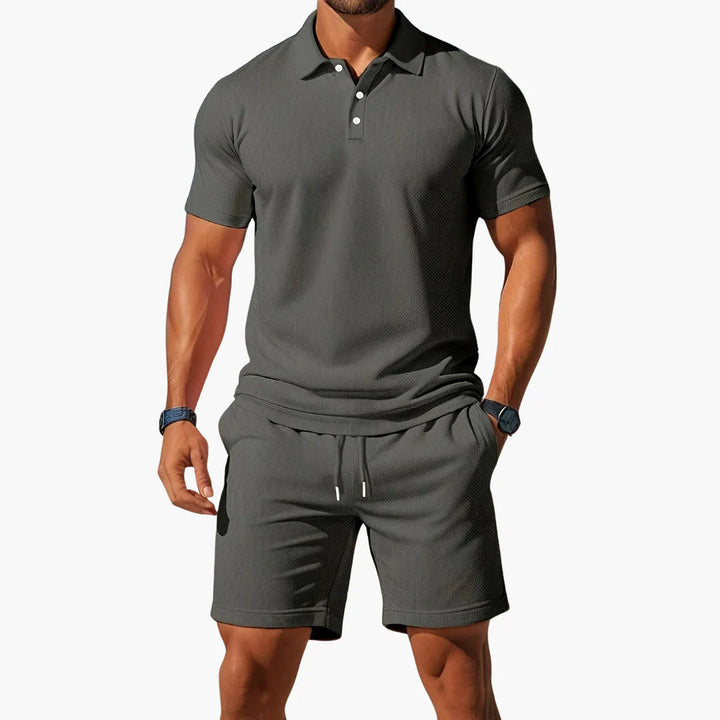 Comfortabele heren polo set voor ontspannen zomerse momenten. Ademende stoffen en een perfecte pasvorm.