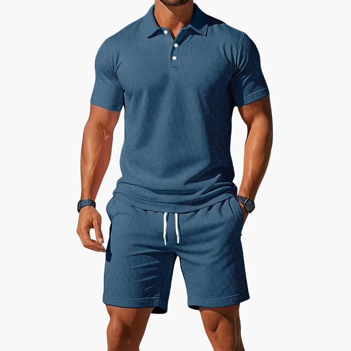 Korte broek van de heren polo set. Comfortabele, ademende stof, perfect voor zomerse herenkleding.