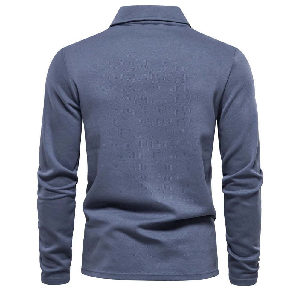 Veelzijdig heren poloshirt met lange mouwen en polokraag, perfect voor zowel casual als smart casual outfits.