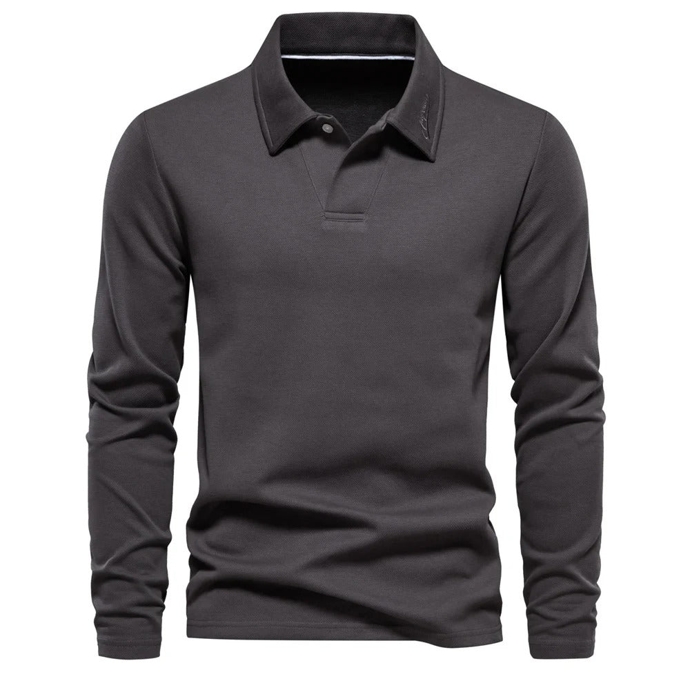 Duurzaam heren poloshirt met lange mouwen, klassieke polokraag en comfortabele pasvorm voor dagelijkse elegantie.