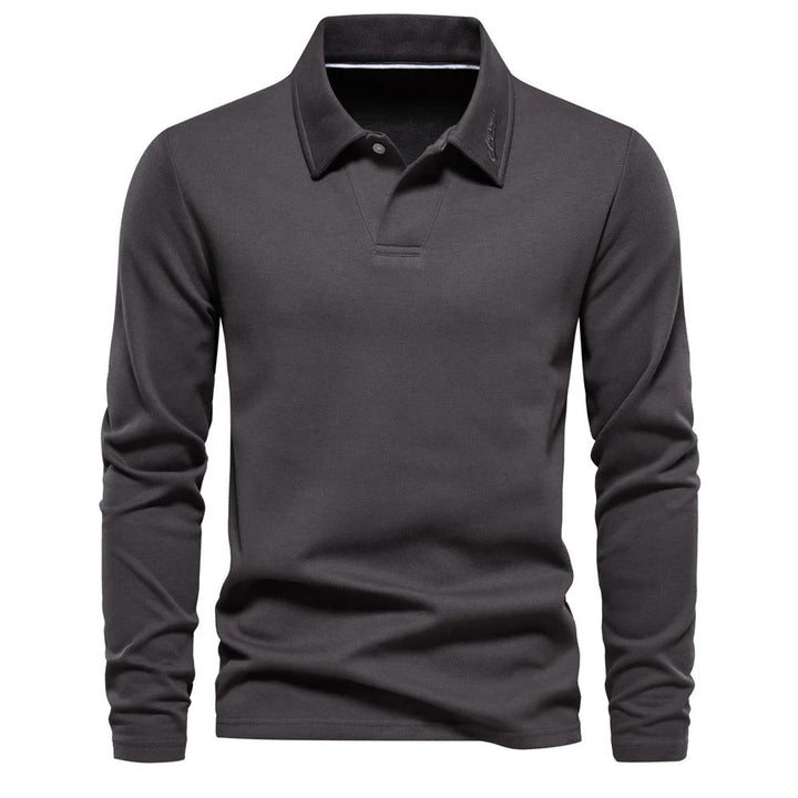 Duurzaam heren poloshirt met lange mouwen, klassieke polokraag en comfortabele pasvorm voor dagelijkse elegantie.
