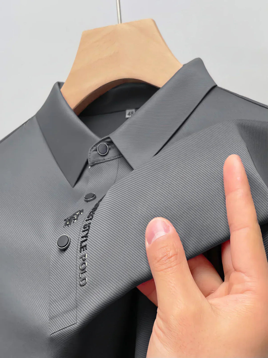 Stijlvol heren poloshirt met moderne pasvorm. Strijkvrij en perfect voor een verzorgde, moeiteloze look.