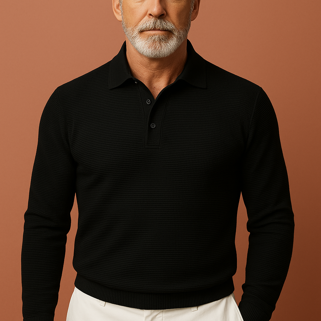 Stijlvolle man draagt een veelzijdige, tijdloze heren polotrui voor een smart-casual look.