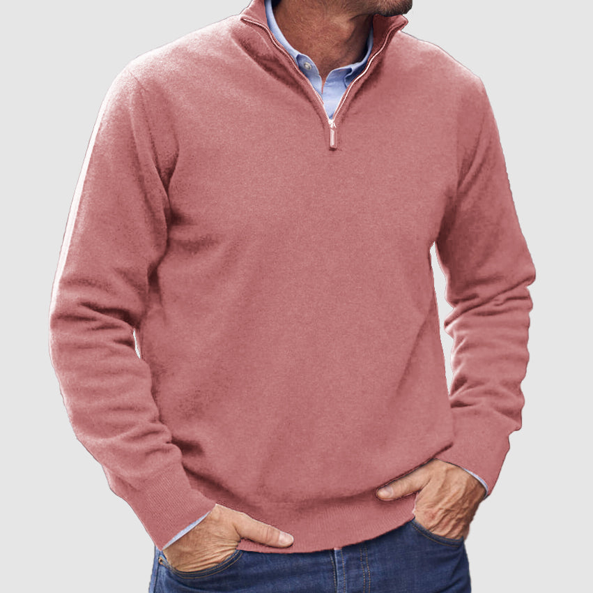 Detail van de halve rits op een stijlvolle heren pullover, kwaliteitsvolle afwerking en design.