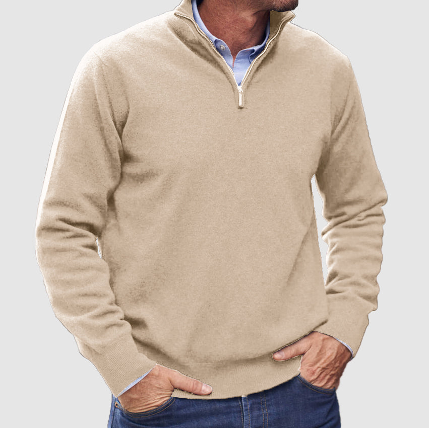 Heren trui met halve rits gedragen door model, toont perfecte pasvorm en comfortabele stijl.