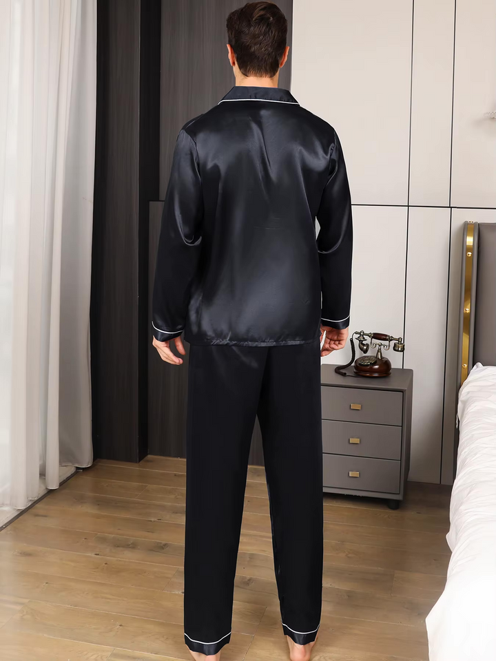 Model draagt comfortabele heren pyjama set, ideaal als loungekleding of slaapset. Stijlvol en praktisch.